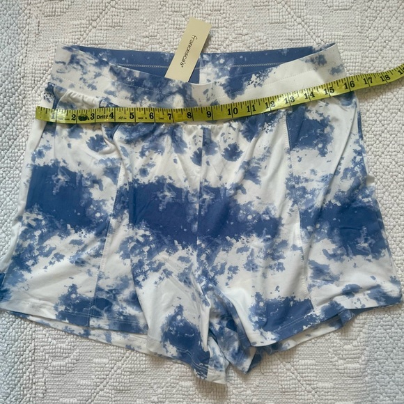 TRIXXI Women's Tie Dye shorts bermudas Elastic waistine White Blue medium NWT - Picture 2 of 6